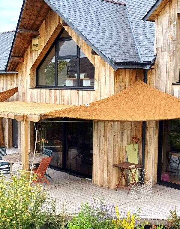 Voile triangulaire pour créer de l'ombre devant sa maison