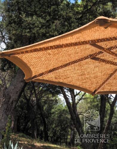 Zoom sur le parasol rond en fibre de coco