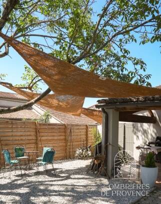 Voile d'ombrage triangulaire à suspendre