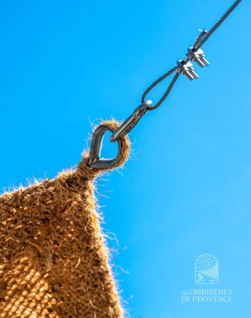 Fijar una sombrilla de fibra de coco con un mosquetón