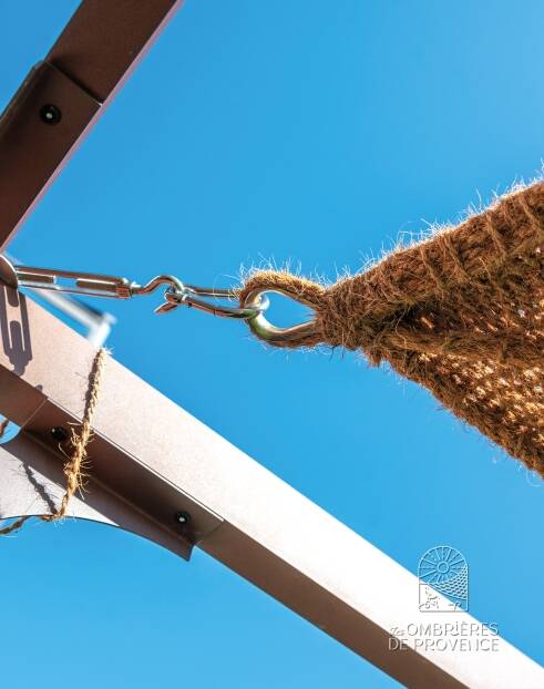 Fijar una sombrilla de fibra de coco con un mosquetón