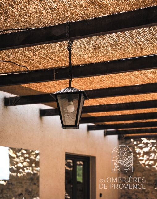 Ombrière en fibre de coco terrasse ombragée