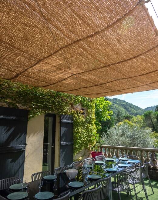 Voile d'ombrage COCO ROBUSTA multipoints d attache fixée au mur