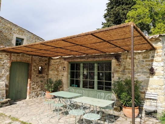 Ombrière coco simple sur pergola en fer forgé