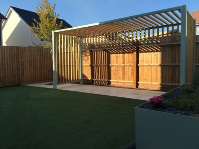 lattes en bois sur pergola pour créer de l'ombre
