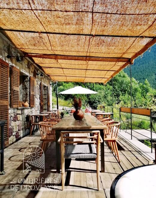 Toile d'ombrage pour pergola à traverses espacées sur terrasse