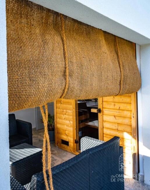 Toldo enrolável de coco para praia