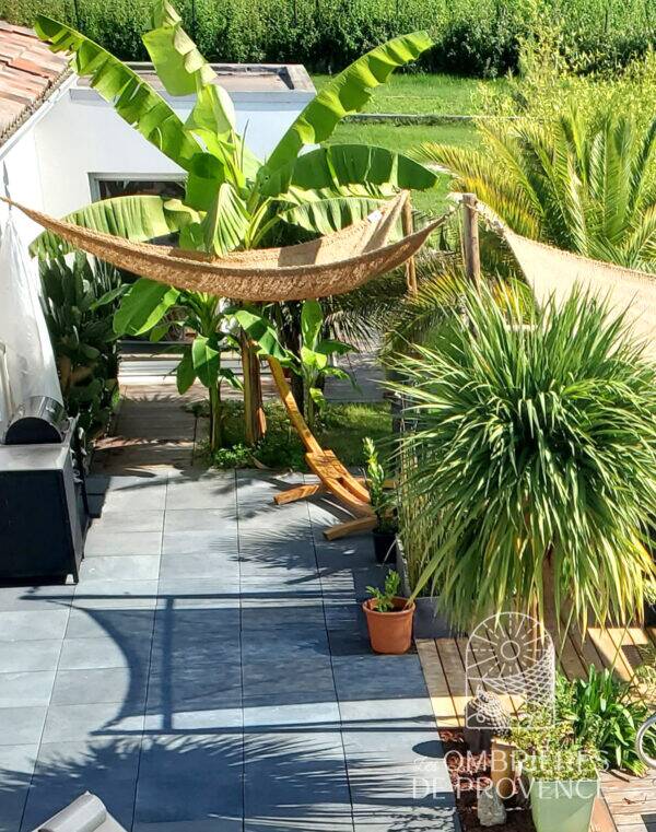 Voile d'ombrage triangulaire en coco à suspendre pour terrasse