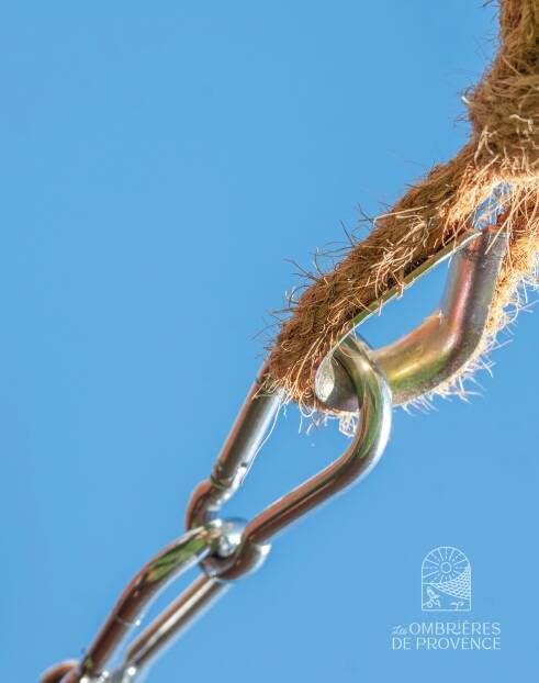 Fixar uma cobertura de coco com um mosquetão