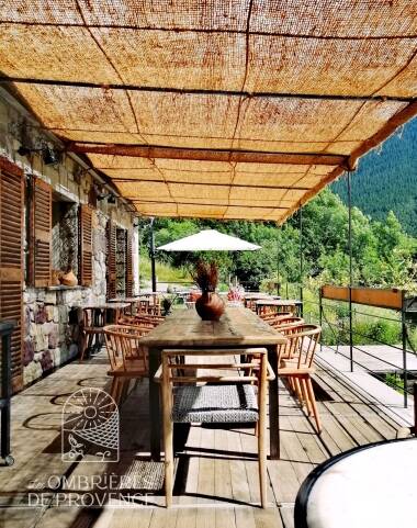 Toile d'ombrage pour pergola à traverses espacées sur terrasse