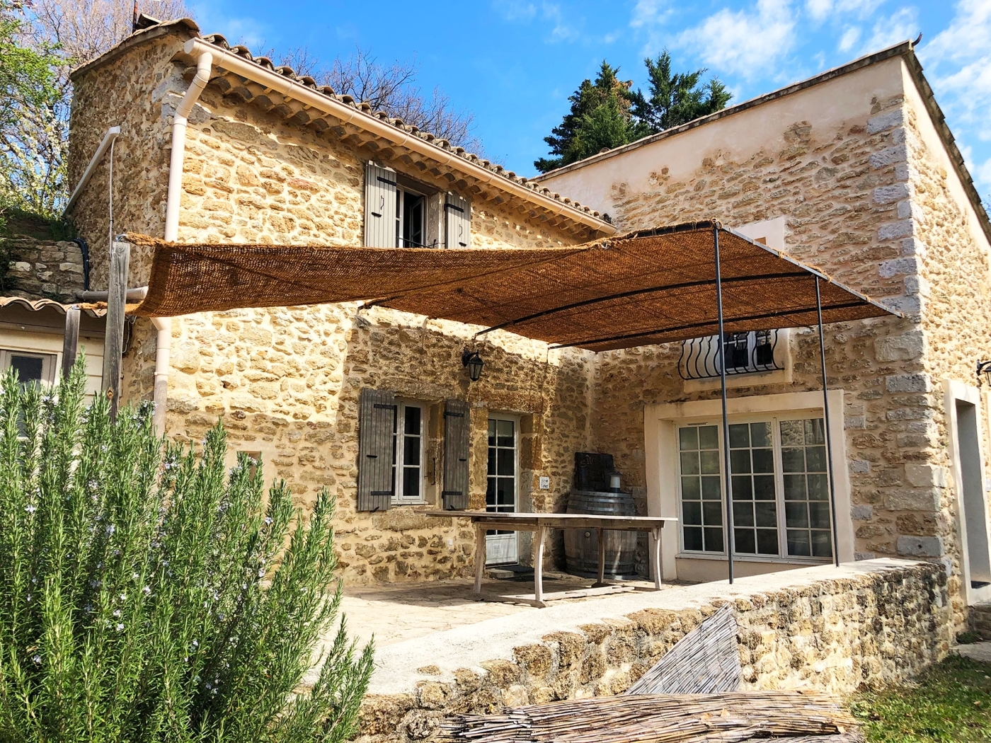 Ombrière sur pergola en fer forgé