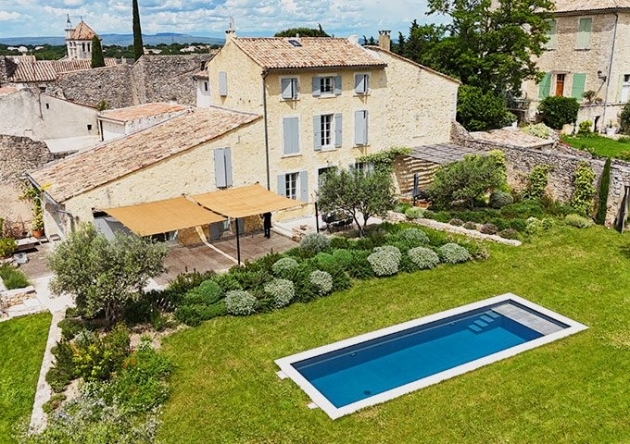 Toile d'ombrage en coco sur une pergola au dessus d'une terrasse près d'une piscine