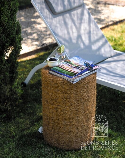 Zachte schaduw van de ronde parasol in kokosnoot