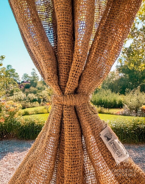 Rideaux à oeillets en fibre de coco attachés